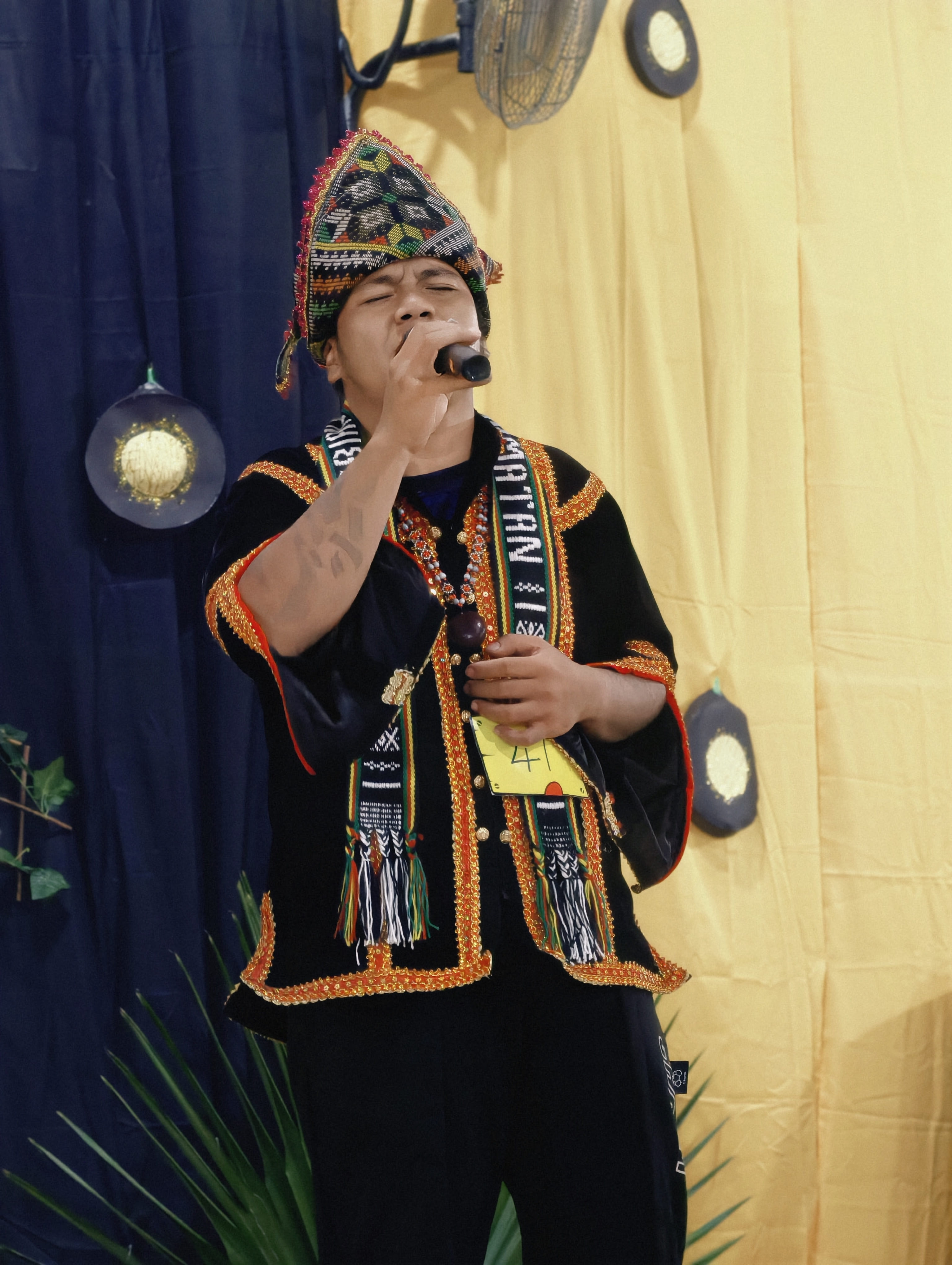 Mufeiz membuat persembahan dalam busana tradisional Sabah